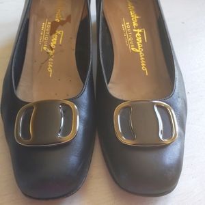 Classic black Ferragamo pump with gold  jewel bow detail